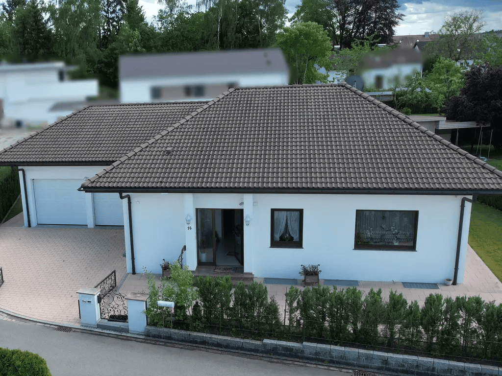 Bungalow in begehrter Ortsrandlage   das stilvolle Platzwunder auf zwei Ebenen